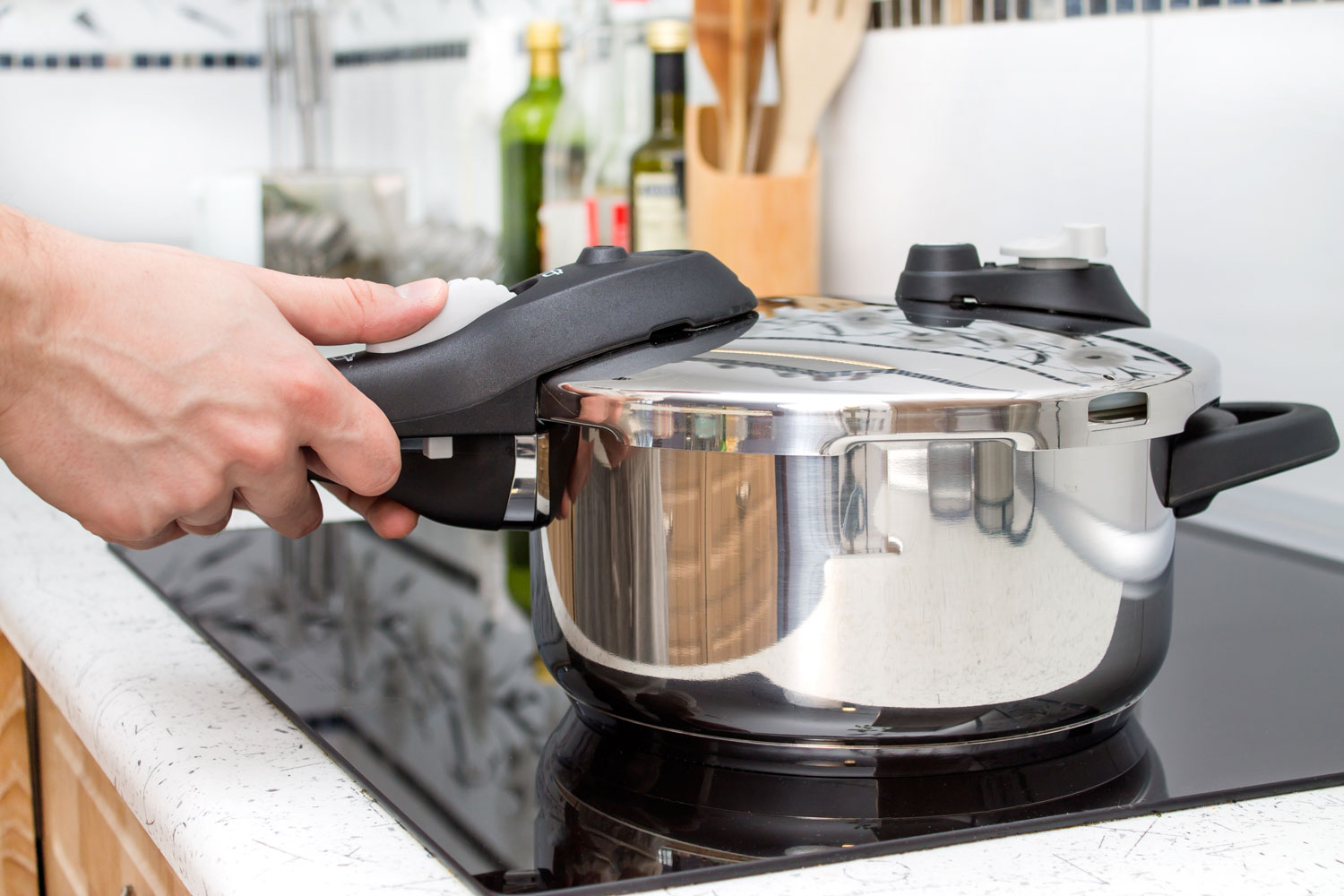 Does the Pressure Cooking Lid Automatically Seal When in Use?