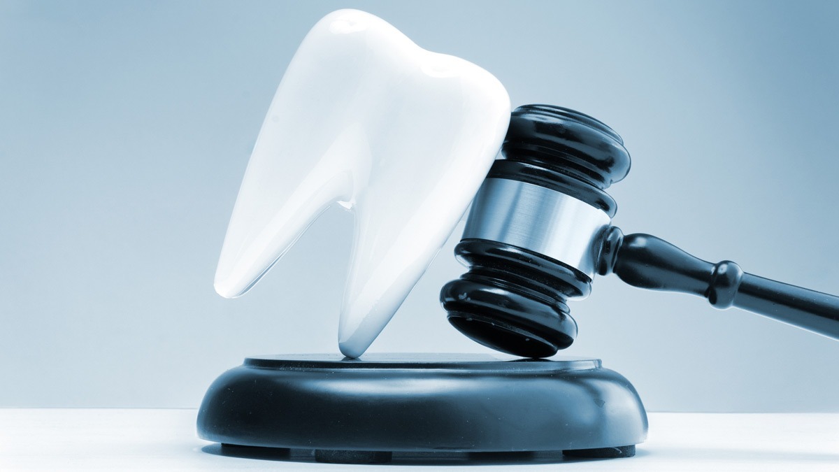 tooth-with-gavel-on-desk