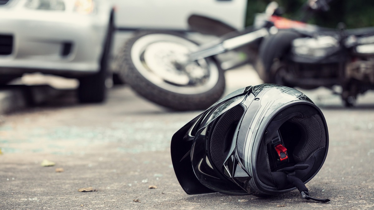 bikers-helmet-on-the-road-after-a-crash