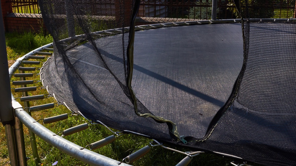 trampoline-with-net-in-yard