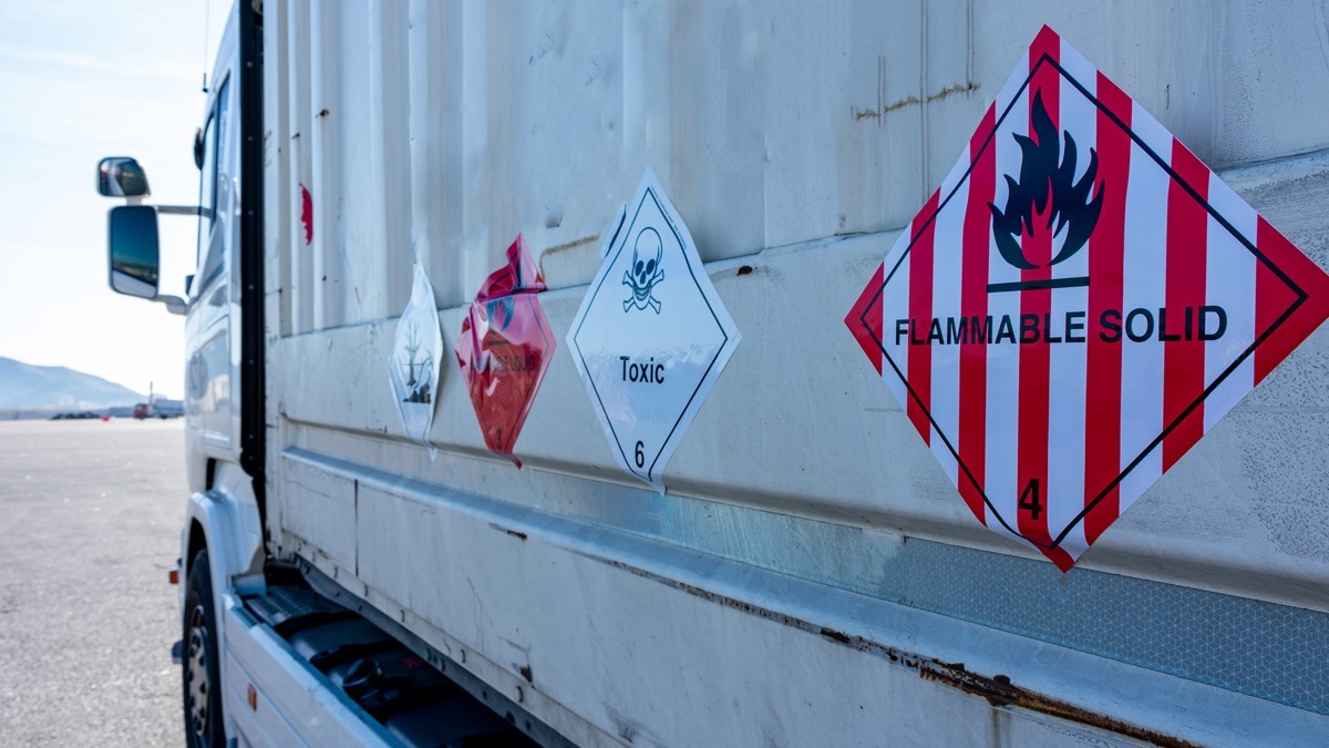 truck-carrying-flammable-solid-with-warning truck-carrying-flammable-solid-with-warning