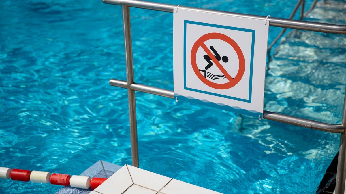 warning-sign-on-pool-railing