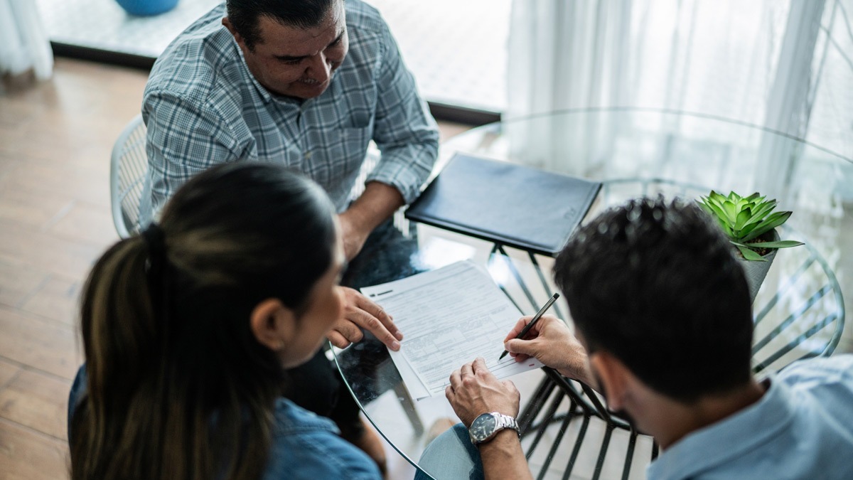 clients-meeting-with-lawyer