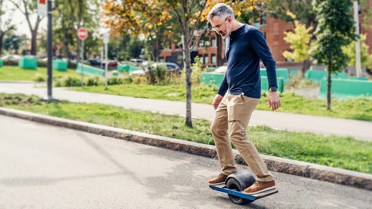 Man-riding-an-electric-transporter-on-the-street