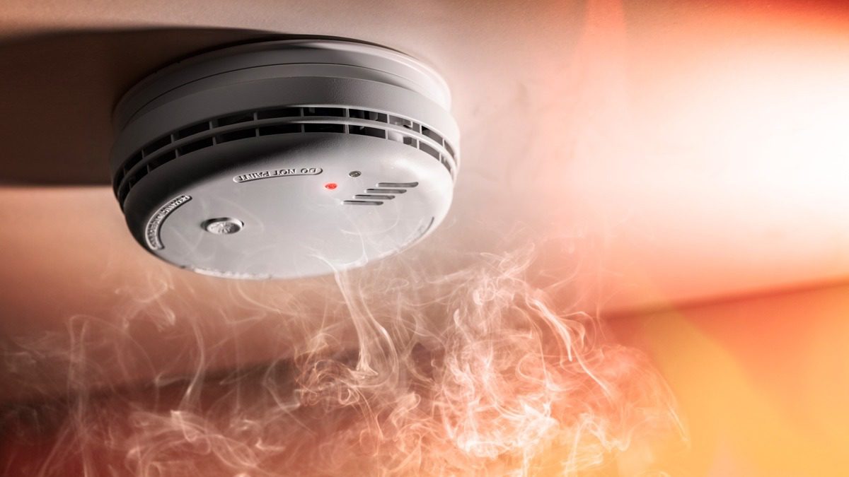 home-smoke-alarm-mounted-on-ceiling-with-smoke