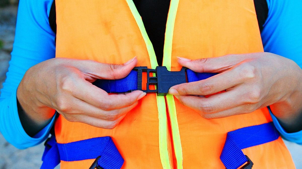 person-buckling-the-front-of-a-lifejacket