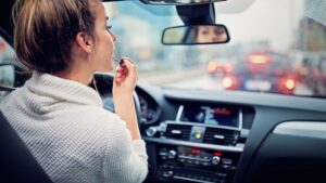 woman-applying-makeup-while-driving