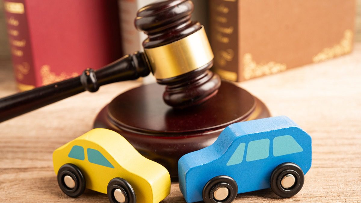 Judge-hammer-with-car-models