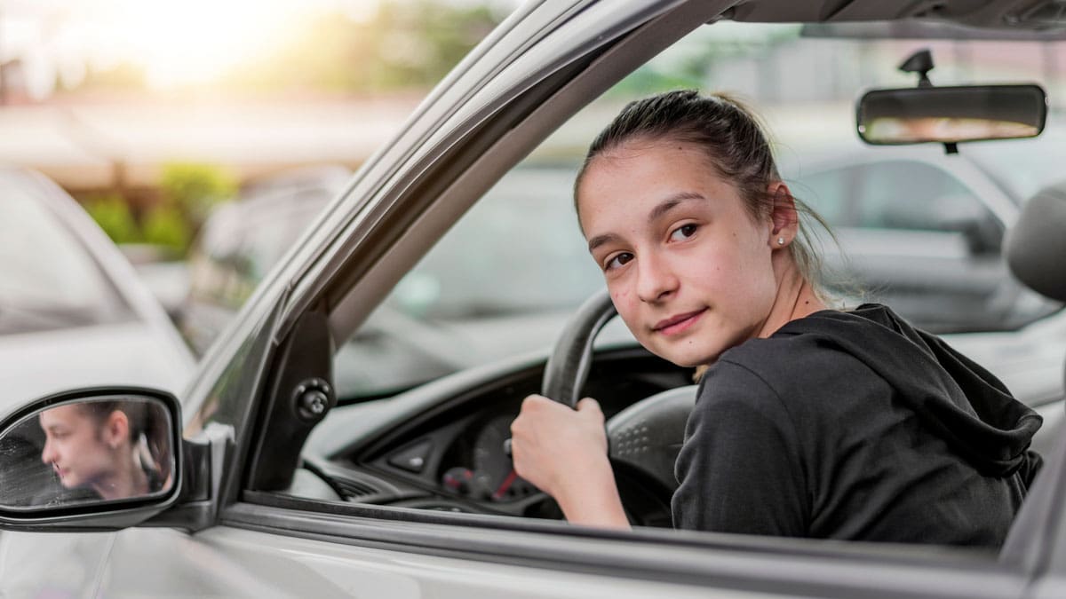 teenage-driver-checking-blind-spot