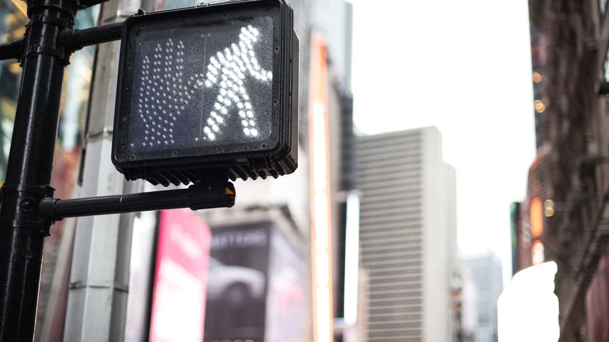 pedestrian-crossing-signal-showing-a-walk-symbol-on-a-city-street