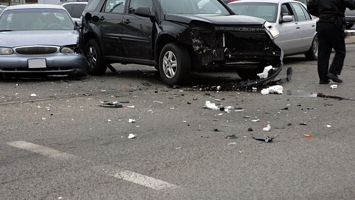 damaged-cars-in-the-road-with-debris-after-a-collision
