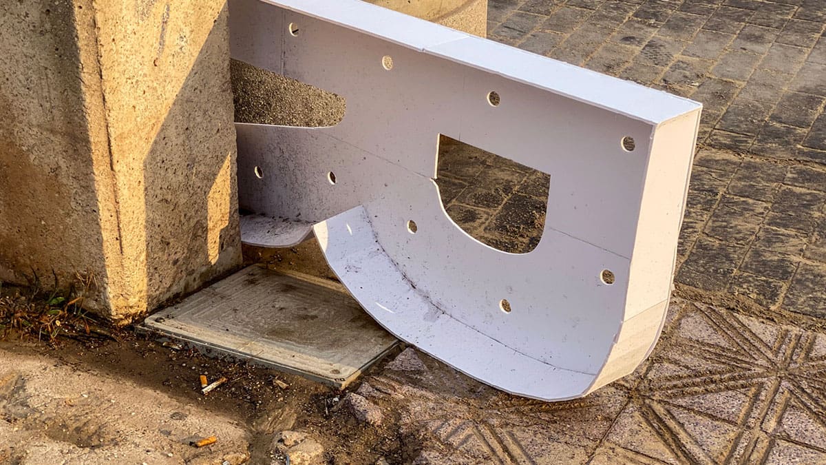 fallen-letter-from-signage