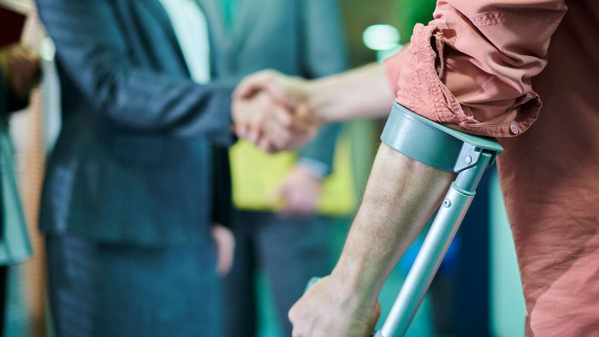 injured-man-shaking-hands-with-lawyer