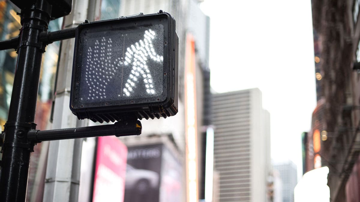 pedestrian-crossing-signal-showing-a-walk-symbol-on-a-city-street