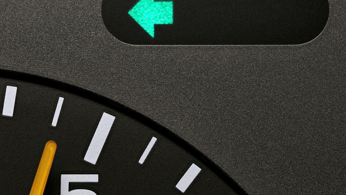 speedometer-with-a-green-turn-signal-arrow-lit